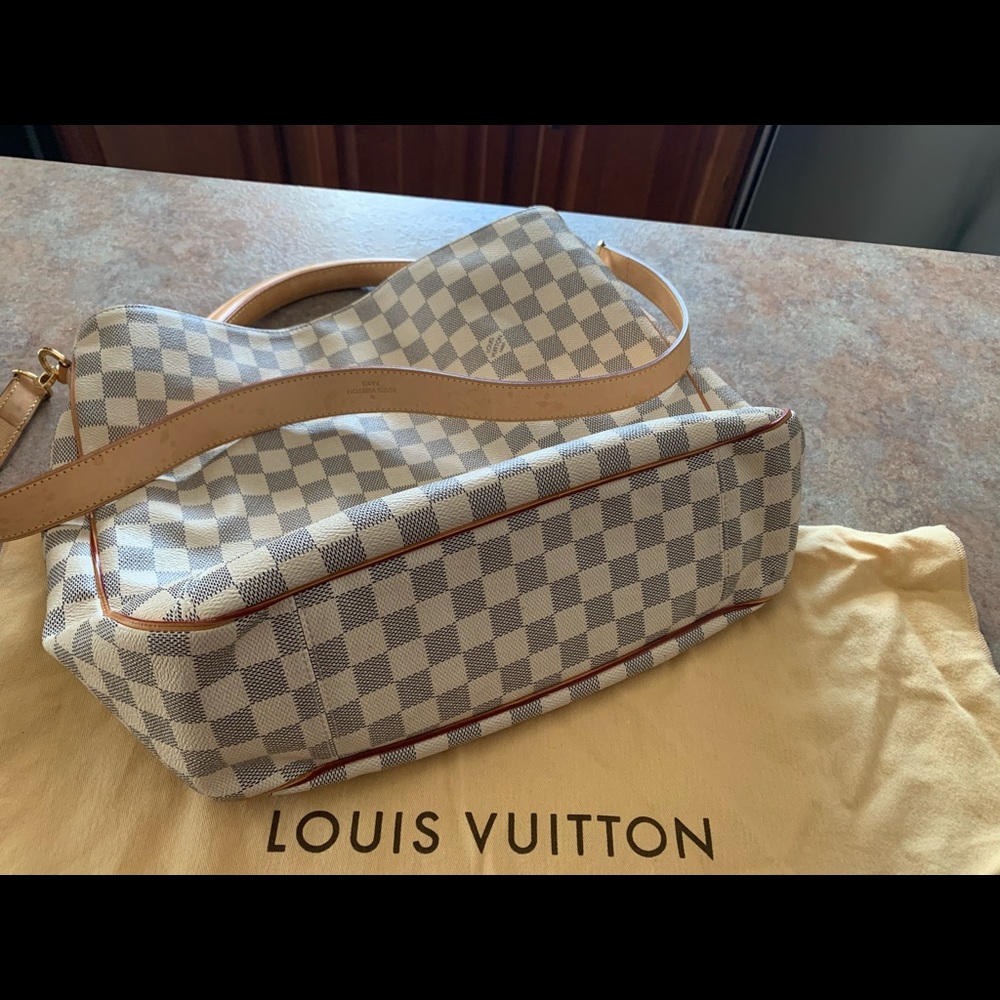 Louis Vuitton - Picture 3 of 8